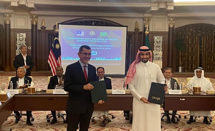 Tan Sri Syed Zainal Abidin Syed Mohamed Tahir bertukar dokumen yang ditandatangani dengan Timbalan Ketua Pegawai Eksekutif Ajlan Tech, Abdullah Aljeidan.