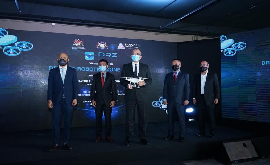  (Dari kiri) Naib Presiden Eksekutif IIB, Ahmad Fadzli Zainudin; Pengarah Urusan IIB Ventures Sdn. Bhd., Zulfiqar Zainuddin; Presiden dan Ketua Pegawai Eksekutif IIB, Datuk Ir Khairil Anwar Ahmad; Ketua Pegawai Pengurusan Aset IIB, Haris Hardi Zakaria dan Ketua Syarikat, Medini Iskandar Malaysia Sdn. Bhd., Mohamad Zamani Razali.