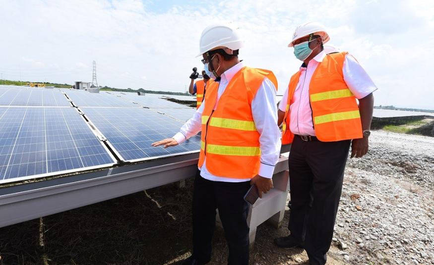 Ahli Lembaga Pengarah Tenaga Nasional Berhad (TNB), Datuk Ir. Nawawi Ahmad (kiri) dan Datuk N. Rawisandran melihat dengan lebih dekat panel solar fotovoltaik di ladang Solar Berskala Besar (LSS) di Sepang dalam satu lawatan pada 18 Mac baru-baru ini.