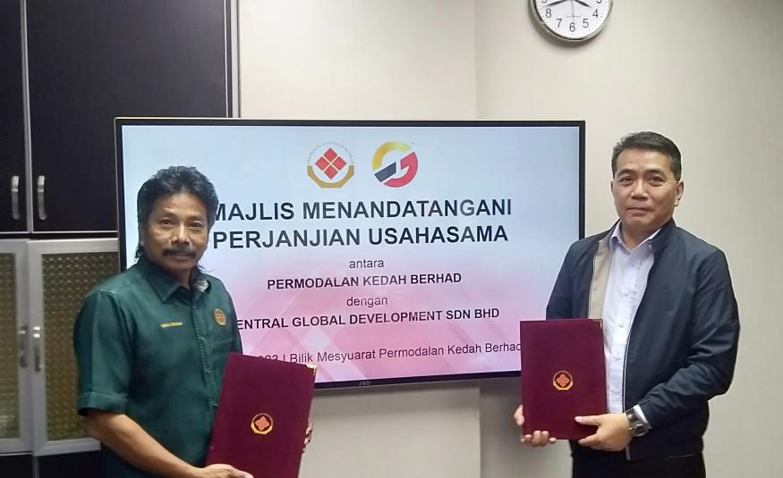 (Dari kiri) Ketua Pegawai Eksekutif PKB, Abdul Rahman Din dan Pengarah Eksekutif Central Global, Jacky Lee dalam majlis menandatangani perjanjian kerjasama pada 4 Julai 2023.