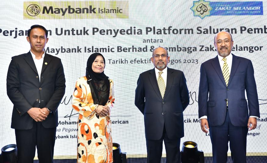 Mohd Sabirin Mohd Sarbini (kiri) dan Datuk Mohamed Rafique Merican (kanan) bersama Ahli Lembaga Pemegang Amanah LZS, Badariah Abdul Jalil, dan Pengerusi Maybank Islamic, Datuk Zulkiflee Abbas Abdul Hamid pada majlis memeterai perjanjian kerjasama baru-baru ini.
