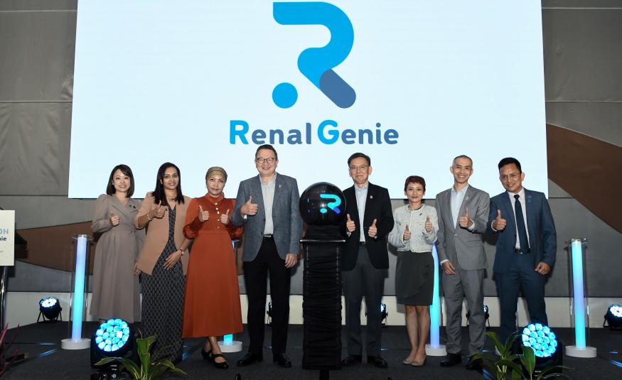 Leonard Ariff Abdul Shatar (keempat dari kiri) dan Chan Wai Chuen (keempat dari kanan) di majlis pelancaran perisian dialisis RenalGenie EHR.