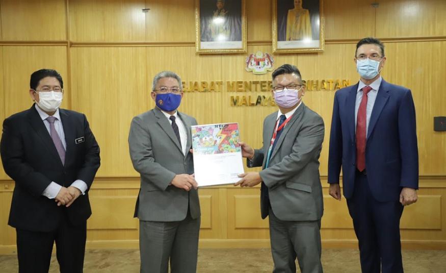 (Dari kanan) Pengarah Urusan Siemens Healthineers, Rod Frazer dan Ketua Pegawai Eksekutif & Presiden Siemens Malaysia, Adam Yee menyampaikan sijil simbolik sumbangan kepada Menteri Kesihatan Malaysia, Datuk Seri Dr. Adham Baba dan Ketua Setiausaha KKM, Datuk Mohd Shafiq Abdullah.
