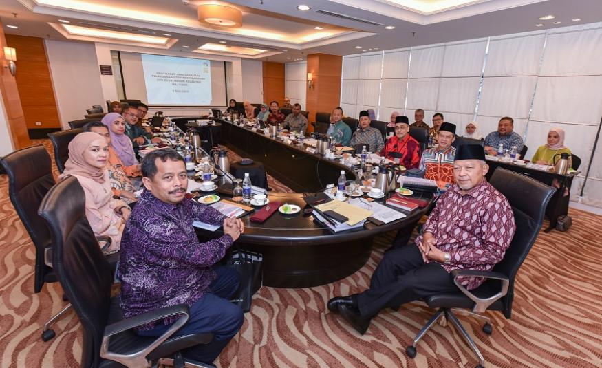 Menteri Besar Kelantan, Datuk Ahmad Yakob bergambar bersama Ahli Jawatankuasa Koordinasi Pelaksanaan ECER (ICC) Negeri Kelantan semasa mesyuarat di Hotel Perdana Kota Bharu, Kelantan pada 9 Mac 2023
