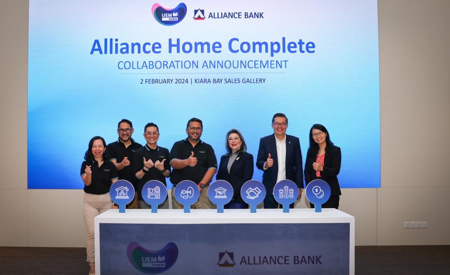 Sufian Abdullah (tengah) bersama Gan Pai Li di acara pelancaran kerjasama program Alliance Home Complete di Galeri Jualan Kiara Bay.