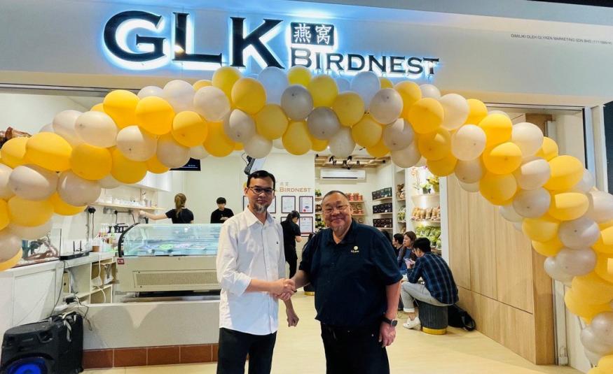 (Dari kiri) Ketua Pegawai Eksekutif Bioeconomy Corporation, Mohd Khairul Fidzal Abdul Razak dan Ketua Pegawai Eksekutif Glyken, Eric Shak di majlis pelancaran kafe GLK Birdnest di 163 Retail Park, Mont Kiara pada 7 Julai 2023.