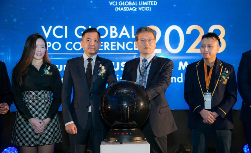 (Dari kiri) Pengarah Eksekutif VCI Global, Karen Liew; Pengerusi Eksekutif Kumpulan & Ketua Pegawai Eksekutif VCI Global, Datuk Victor Hoo; CFA, Ketua Pasaran Modal US Tiger Securities, Inc., Tony Tian; Pengarah Eksekutif VCI Global, Datuk Vincent Hong pada majlis pelancaran Persidangan IPO 2023 di Grand Hyatt Kuala Lumpur