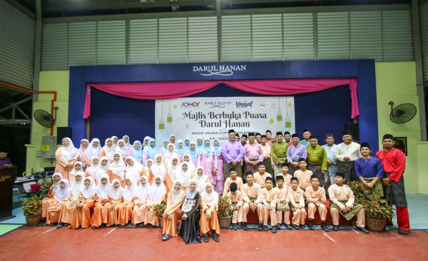 Sumbangan diserahkan dalam majlis berbuka puasa anjuran Johor Plantations semalam di Persatuan Kebajikan Darul Hanan (Darul Hanan) di Pasir Gudang.
