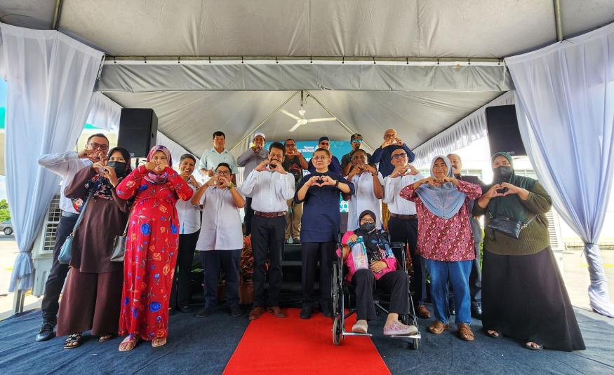 Datuk Seri Salahuddin Ayub, wakil KPDN dan Petronas bersama penerima sumbangan Program Memacu Kehidupan Bersama Bakul Rahmah