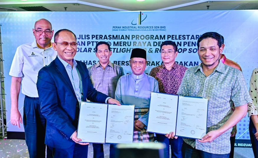 (Hadapan, dari kiri) Ketua Pegawai Eksekutif Perak Industrial Resources Sdn Bhd, Abdul Rahim Bohari dan Ketua Pegawai Eksekutif Kumpulan Reneuco, Amirul Afif Abd Aziz memegang MoA yang telah ditandatangani, disaksikan oleh (belakang, dua dari kiri) Datuk Mustakim Mat Nun dan Menteri Besar Perak, Datuk Seri Haji Saarani Mohamad (tiga dari kiri)