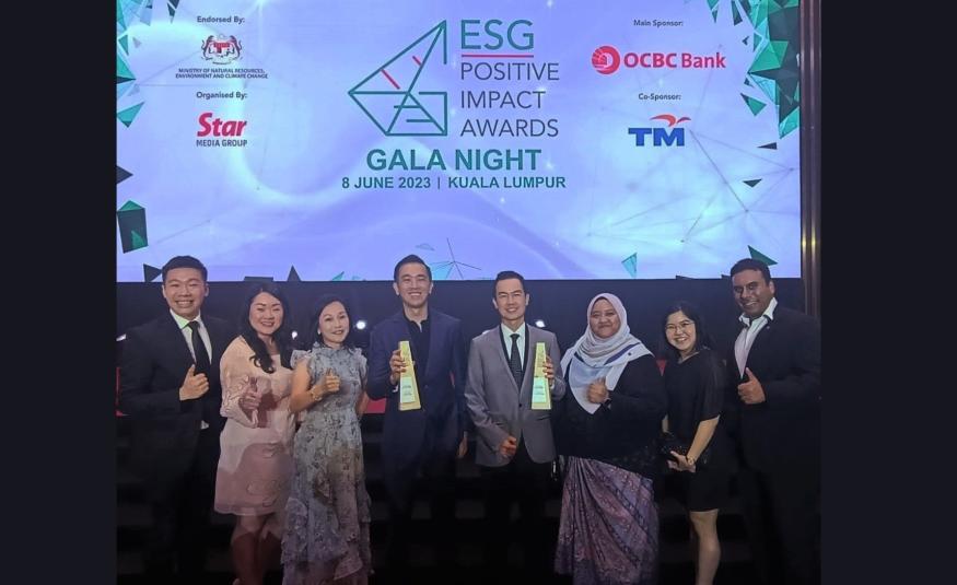 Alliance Bank meraikan kemenangan mereka di Anugerah Impak Positif ESG 2022 yang julung kali diadakan, merangkul dua anugerah untuk 'Perkongsian Inovatif' dan 'Hubungan dengan Komuniti Tempatan'.