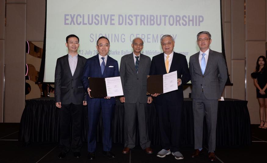 (Dari kiri) Ketua Pegawai Teknikal Cyclone Robotics, Donald Luo; Pengarah Serantau Cyclone Robotics, Hew Wee Choong; Pengerusi SLIC, Tan Sri Dr Syed Jalaludin Syed Salim; Pengarah Urusan SLIC, Soon Seng Teck; Ketua Pegawai Eksekutif CR Distribution Sdn. Bhd, Edmund Low.