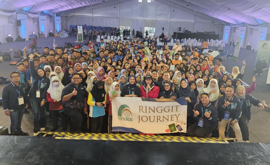 Peserta program MNRB Ringgit Savvy bergambar bersama Naib Presiden Ketua Jabatan Komunikasi Korporat MNRB, Noorazimah Tahir (lima dari kanan), Naim Daniel (enam dari kanan) dan Naib Presiden Strategi Korporat PNB, Azizul Fitri (empat dari kiri).