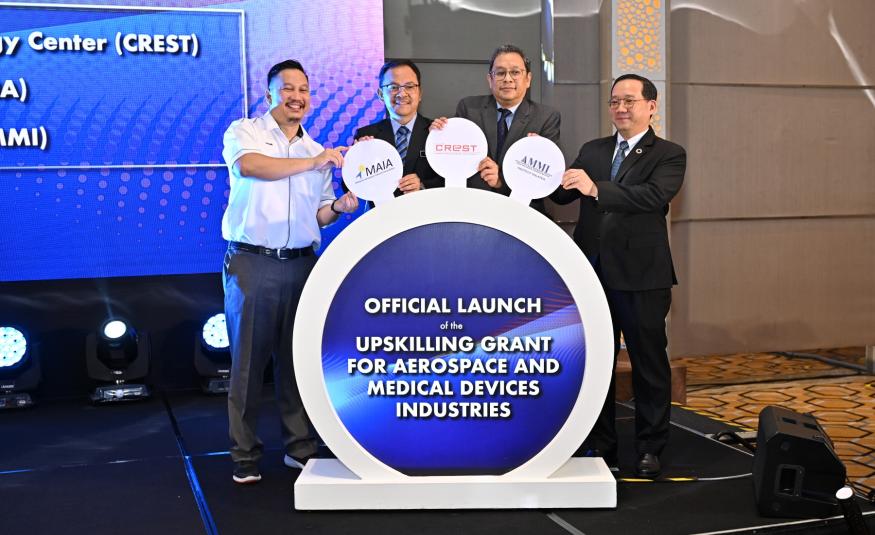 Timbalan Ketua Setiausaha (Industri) MITI, Datuk Hanafi Sakri (dua dari kiri) turut hadir menyaksikan pemeteraian MoU tiga pihak yang ditandatangani oleh Naguib Mohd Nor (kiri), Jaffri Ibrahim dan Andy Lee Kuan Min (tiga dan empat dari kiri)