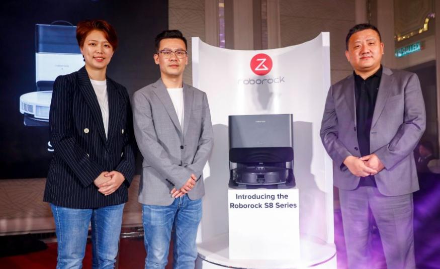 Joan Hu, Elvis Wang dan Pengarah Tonboo International, Andy Ma di majlis pelancaran Roborock Malaysia dan Roborock S8 Series pada 23 Mac 2023.