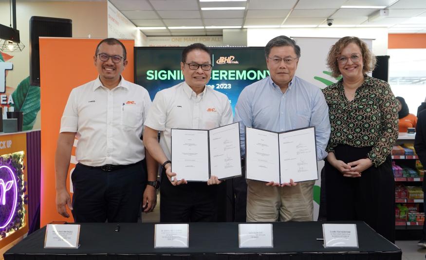 (Dari kiri) COO BHPetrol, Fardzi Shah Razali; Ir. Azizul Azily Ahmad; Goh Seow Eng; Pemangku Ketua Pegawai Perniagaan Perusahaan Maxis, Claire Featherstone dalam majlis menandatangani MoU