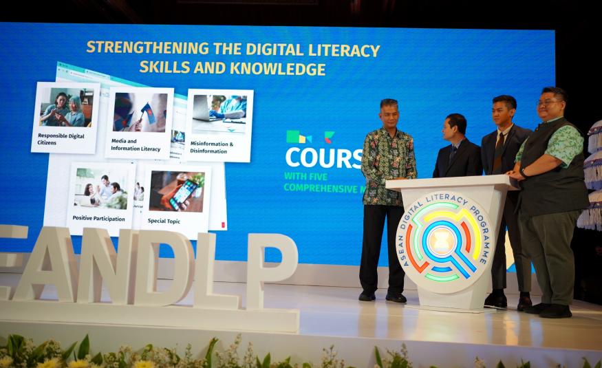 Pelancaran platform literasi digital e-pembelajaran DigitalClassASEAN.org bersempena Forum Impak DLP ASEAN di Bali, Indonesia pada 14 November 2023