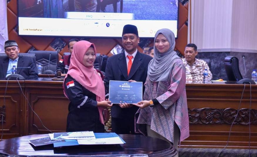 Salmi Nadia Mohd Hilmey (kanan) menyampaikan Anugerah Guru Cemerlang, disaksikan oleh Anggota Dewan Pendidikan Kabupaten Bogor Indonesia, Fifi Hanafia (tengah).