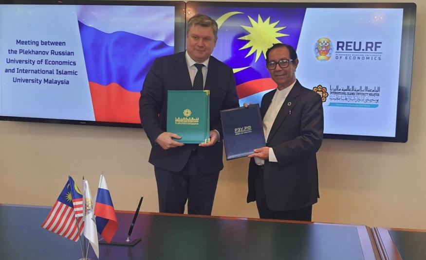 (Dari kiri) Prof. Emeritus Tan Sri Dzulkifli Abdul Razak dan Rektor REU, Ivan Lobanov menandatangani MoU di Rusia pada 5 Oktober 2023