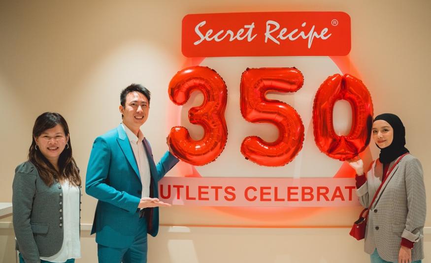 (Dari kiri ke kanan) Ketua Pemasaran Secret Recipe, Evelyn Lee, Patrick Sim dan Mira Filzah di majlis pembukaan cawangan ke-350 Secret Recipe di Malaysia, baru-baru ini.