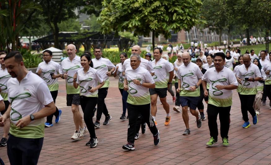 Datuk Md Shah Mahmood (empat dari kiri) dan peserta menyertai larian amal kutip dana untuk Yayasan Buah Pinggang Kebangsaan bagi merasmikan kempen September Lestari