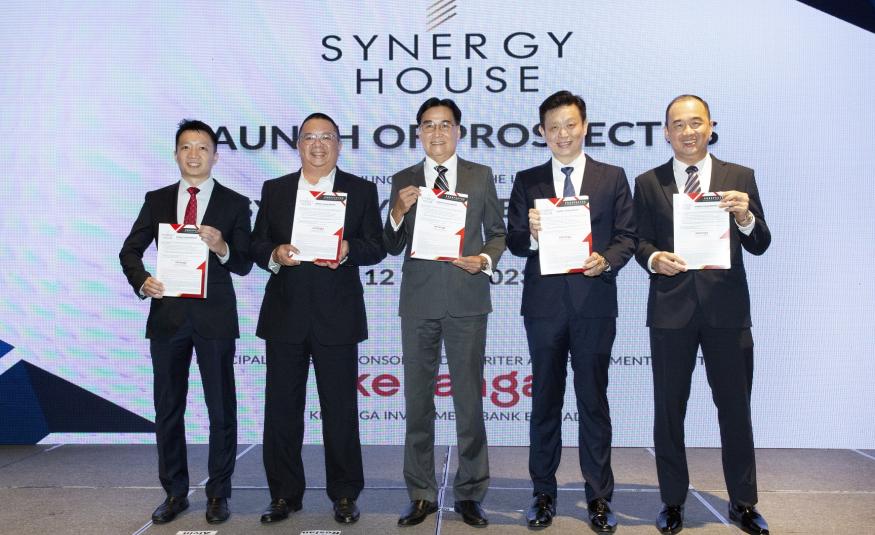 (Dari kiri) Pemangku Ketua Kewangan Korporat Kenanga Investment Bank, Alvin Ooi Yet Ming; Pengarah Eksekutif, Ketua Perbankan Pelaburan Kumpulan & Perbankan Islam, Kenanga Investment Bank, Datuk Roslan Hj Tik; Pengerusi Bebas Bukan Eksekutif Synergy House, Mok Juan Chek; Pengarah Eksekutif Bukan Bebas Synergy House, Tan Eu Tah; dan Pengarah Eksekutif Bukan Bebas, Synergy House Berhad, Teh Yee Luen