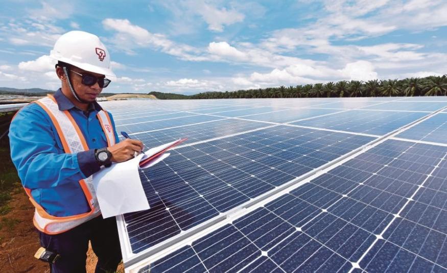 Pekerja TNB melakukan rutin memeriksa keadaan panel solar Pekerja TNB melakukan rutin memeriksa keadaan panel solar