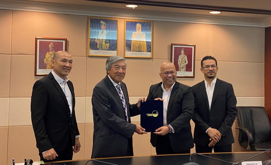 (Dari kiri) Datuk Lai Keng Onn, Datuk Dr Ong Peng Su, Naib Canselor UNITEN, Prof. Ir. Dr Noor Azuan Bin Abu Osman dan Ketua Pegawai Operasi UNITEN, Prof. Prof Ts. Dr Mohd Ezanee Rusli dalam majlis menandatangani MoU.