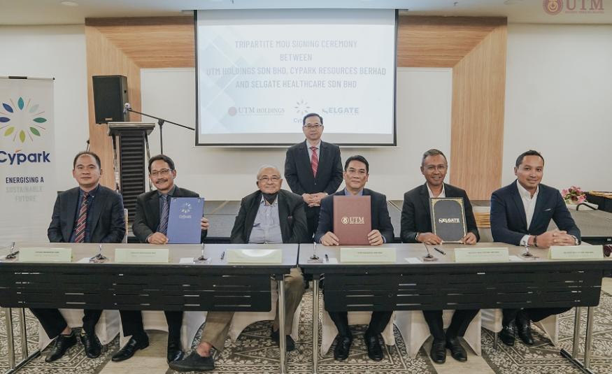 Daud Ahmad (dua dari kiri), Ahmad Kamil Kushairi (tiga dari kanan) dan Noor Hisham Mohd Ghouth (dua dari kanan) hadir menandatangani MoU di UTM Residensi Kuala Lumpur pada 9 Februari 2023.