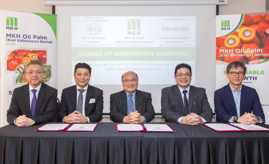 Tan Sri Chen Kooi Chiew (tengah) bersama (dari kiri) Ketua Kewangan Korporat M&A Securities, Gary Ting; Pengarah Urusan M&A Securities, Datuk Bill Tan; Pengarah Eksekutif MKH Oil Palm, Datuk Lee Khee Meng; Pengarah Liputan Korporat dan Institusi Kenanga Investment Bank, Datuk Kenny Yong Foo Ken di majlis pemeteraian perjanjian taja jamin.