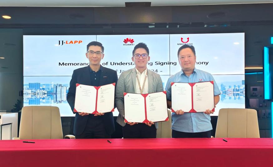 (Dari kanan) Nomis Sim Siang Leng; Naib Presiden Perniagaan Kuasa Digital Huawei Malaysia, Chong Chern Peng dan Pengurus Besar JJ-LAPP, Chang Chee Keong memeterai MoU untuk peluang perniagaan bagi memupuk amalan lestari merentasi sektor kediaman dan C&I.