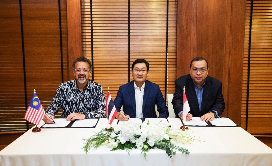 (Dari kiri) Datuk Muhamad Umar Swift bersama Presiden SET, Pakorn Peetathawatchai dan Presiden Pengarah IDX, Iman Rachman menandatangani MoU untuk bursa saham masing-masing.