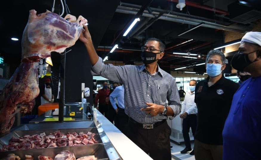 Rosol Wahid bersama Pegawai Kanan KPDNHEP ketika lawatan ke Malakat Mall di Cyberjaya pada 3 Februari baru-baru ini.