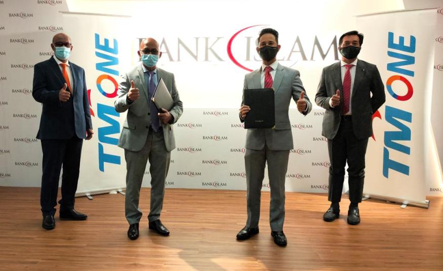(Dari kiri) Naib Presiden (Jualan) TM ONE, Mohd. Roslan Mohd. Rashidi; Ketua Pegawai Eksekutif TM ONE, Ahmad Taufek Omar; Ketua Pegawai Operasi Bank Islam, Mohamed Iran Moriff Mohd. Shariff dan Ketua Pegawai Teknologi Bank Islam, Zainal Azlan Zainuddin dalam majlis menandatangani Memorandum Persefahaman (MoU) antara kedua-dua syarikat.