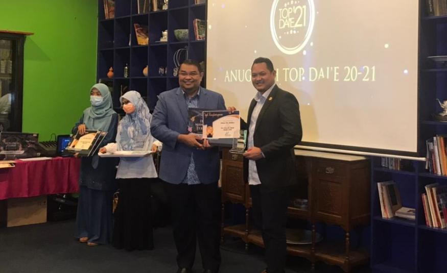 Ariffin Sabirin menyampaikan anugerah kepada salah seorang perunding Wasiyyah Shoppe hari ini.
