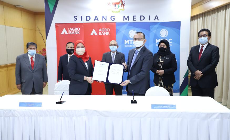 Majlis menandatangani perjanjian persefahaman antara Agrobank dan Malaysian Technology Development Corporation (MTDC) hari ini.