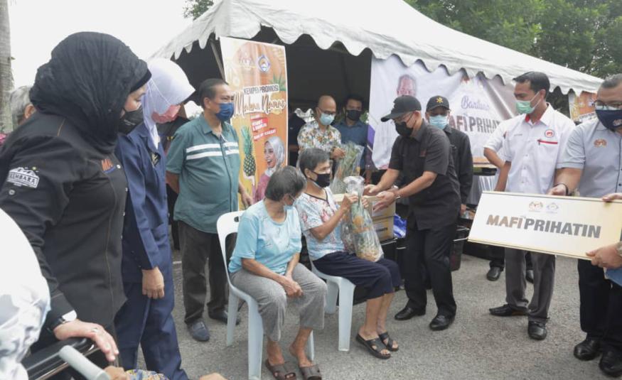Menteri MAFI menyampaikan sumbangan MAFI Prihatin menerusi Lembaga Perindustrian Nanas Malaysia (LPNM) di Pusat Pemberian Vaksin (PPV) Kompleks Sukan Pagoh, Muar Johor hari ini.