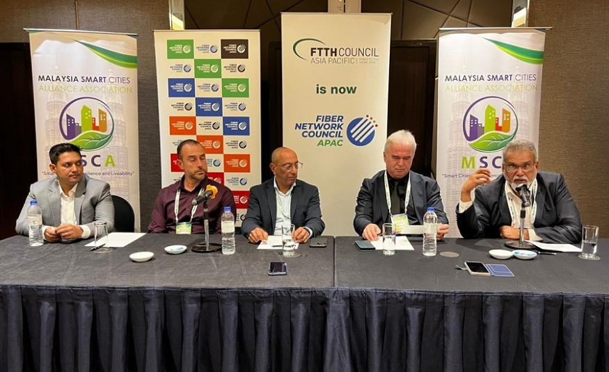 (Dari kiri ke kanan) Rusafie Alam, Pengurus Produk Serantau APAC Viavi Solutions, Matthew Zahra, Pengerusi Jawatankuasa Keahlian FTTH, Frank Jaffer, Naib Pengerusi Jawatankuasa Bandar Pintar, Guven Togan dan Exco MSCA, Mohamed Shajahan Mohamed Iqbal ketika mengadakan sidang media sempena Persidangan FIBERTalk 2023 di Kuala Lumpur.