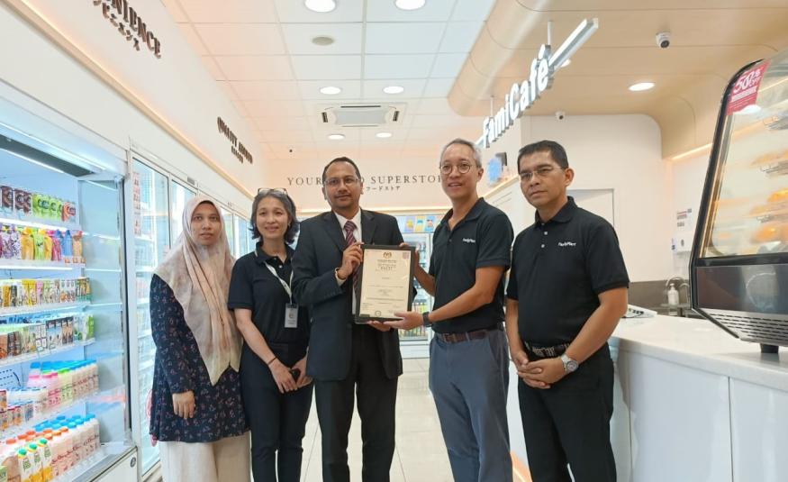 Penolong Pengarah Kanan Cawangan Pengurusan, Bahagian Pengurusan Halal JAKIM, Razi Hassan menyampaikan sijil halal untuk FamiCafe kepada Chia Lik Khai di FamilyMart Menara U, Shah Alam pada 10 Mei 2023