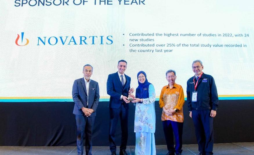 Anugerah tersebut telah disampaikan oleh Menteri Kesihatan, Dr Zaliha Mustafa (tiga dari kanan) kepada Mohamed Elwakil (dua dari kiri)