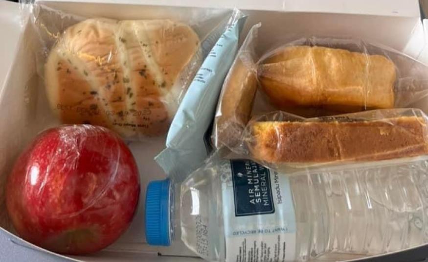 Makanan dalam kotak yang disajikan dalam Malaysia Airlines selepas mereka menamatkan kontrak Brahim's.