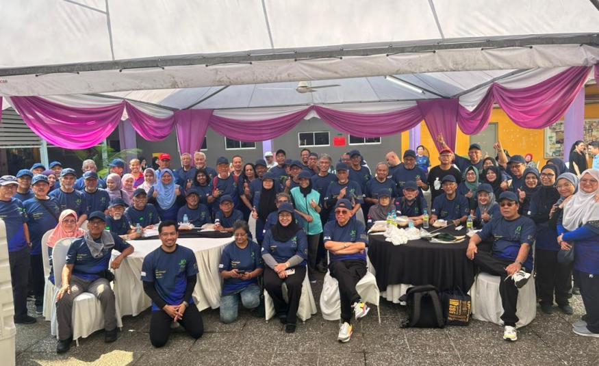 Naib Canselor UiTM bersama alumni UiTM yang hadir memeriahkan acara ITM Jalan Othman (JO) Heritage Walk.