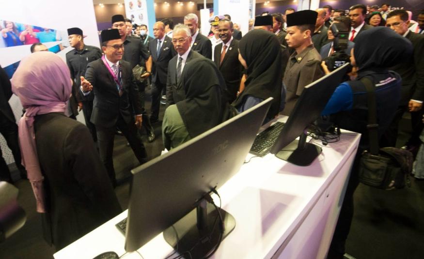 Yang di-Pertuan Agong Al-Sultan Abdullah Ri'ayatuddin Al-Mustafa Billah Shah diberi penerangan oleh Datuk Syahril Abdullah semasa meninjau pameran Datasonic di Persidangan & Pameran Modal Insan Kebangsaan (NHCCE) 2023 di Kuala Lumpur pada 30 Oktober 2023. - Gambar DagangNews/ NAIM AZIZ FIRDAUS