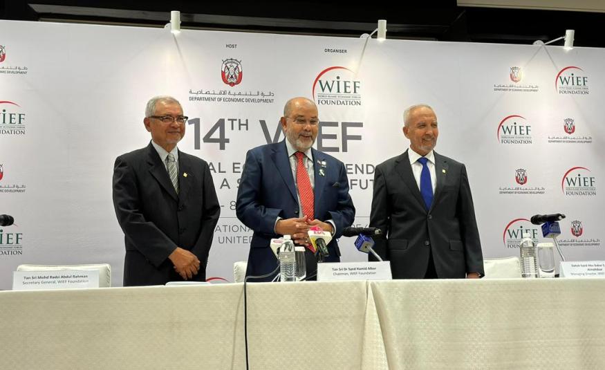Pengerusi Yayasan WIEF, Tan Sri Dr Syed Hamid Albar (tengah); Ketua Setiausaha Yayasan WIEF, Tan Sri Mohd Radzi Abdul Rahman (kiri) dan Pengarah Urusan Yayasan WIEF, Datuk Syed Abu Bakar S Mohsin Almohdzar, semasa sidang media untuk WIEF-14 di Hotel St.Regis, Kuala Lumpur.