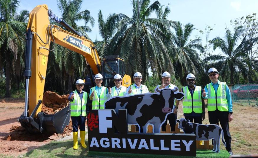 Menteri Besar Negeri Sembilan, Datuk Seri Haji Aminuddin Harun (tiga dari kiri) dan Ketua Pegawai Eksekutif F&N, Lim Yew Hoe (hujung kanan) di majlis pecah tanah ladang tenusu bersepadu baharu di Gemas, Negeri Sembilan