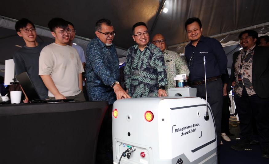 Chang Lih Kang (tengah) dan Timbalan Menteri Pengangkutan, Datuk Hasbi Habibollah (tiga dari kiri) pada majlis pelancaran MRANTI AV VL di Taman MRANTI, Kuala Lumpur hari ini.