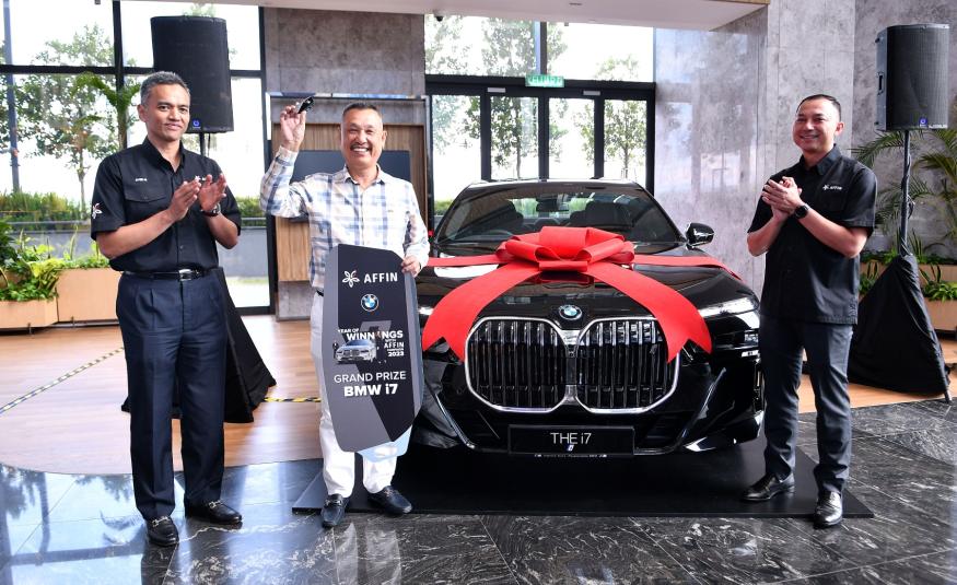 Ketua Pegawai Eksekutif Affin Islamic Bank, Datuk Syed Mashafuddin Syed Badarudin (kiri) dan Pengarah Eksekutif Perbankan Komuniti Kumpulan Affin Bank, Mohammad Fairuz Mohd Radi (kanan) menyerahkan BMW i7 kepada Chan Sway Wah bagi pihak Ng Lian Hong di di majlis penyampaian hadiah yang diadakan di Menara AFFIN @ TRX pada 27 Februari 2024.