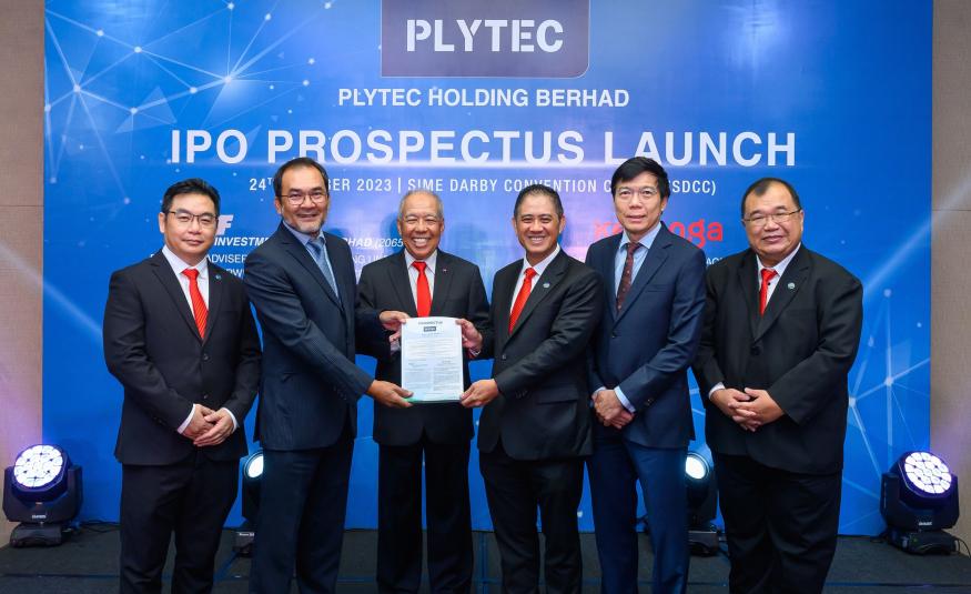 (Dari kiri) Pengarah Eksekutif Bukan Bebas dan Ketua Kejuruteraan Plytec, Edward Han Liang Kwang; Ketua Pegawai Eksekutif KAF Investment, Rohaizad Ismail; Pengerusi Bebas Bukan Eksekutif Plytec, Tan Sri Ahmad Tajuddin Ali; Pengarah Urusan Kumpulan dan Ketua Pegawai Eksekutif Plytec, Yang Kian Lock, Ketua Liputan Korporat dan Institusi Kenanga IB, Leong Yew Loong; dan Pengarah Eksekutif Bukan Bebas dan Ketua Pegawai Operasi Plytec, Louis Tay Chee Siong.
