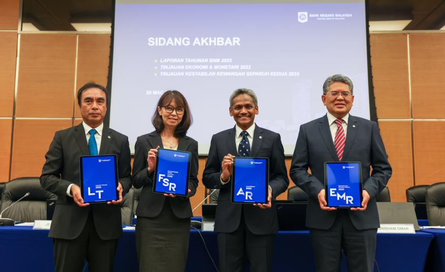 (Dari kiri) Timbalan Gabenor BNM, Adnan Zaylani Mohamad Zahid; Timbalan Gabenor BNM, Datuk Jessica Chew Cheng Lian; Gabenor BNM, Datuk Shaik Abdul Rasheed Abdul Ghaffour; dan Timbalan Gabenor BNM Datuk Marzunisham Omar pada majlis pelancaran Laporan Tahunan BNM 2023, Tinjauan Ekonomi dan Monetari 2023 serta Tinjauan Kestabilan Kewangan Separuh Kedua 2023 pada 20 Mac 2024.