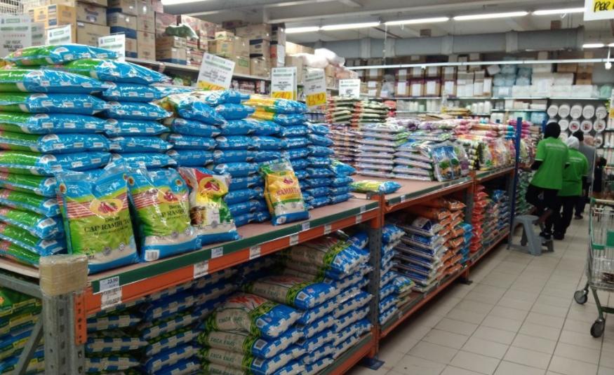 Kekurangan bekalan beras tempatan menimbulkan rungutan orang ramai yang terpaksa berbelanja lebih untuk membeli beras import.